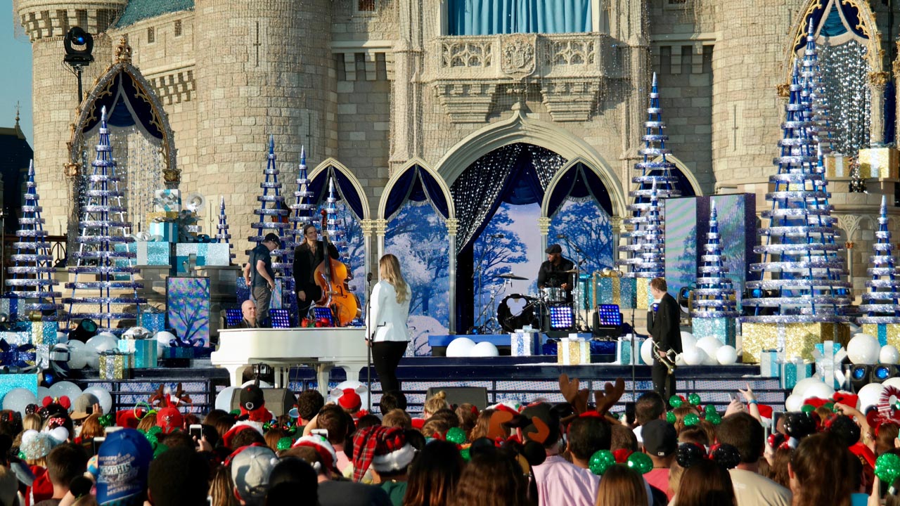 Disney Parks Holiday Specials 2016 - Performance Look