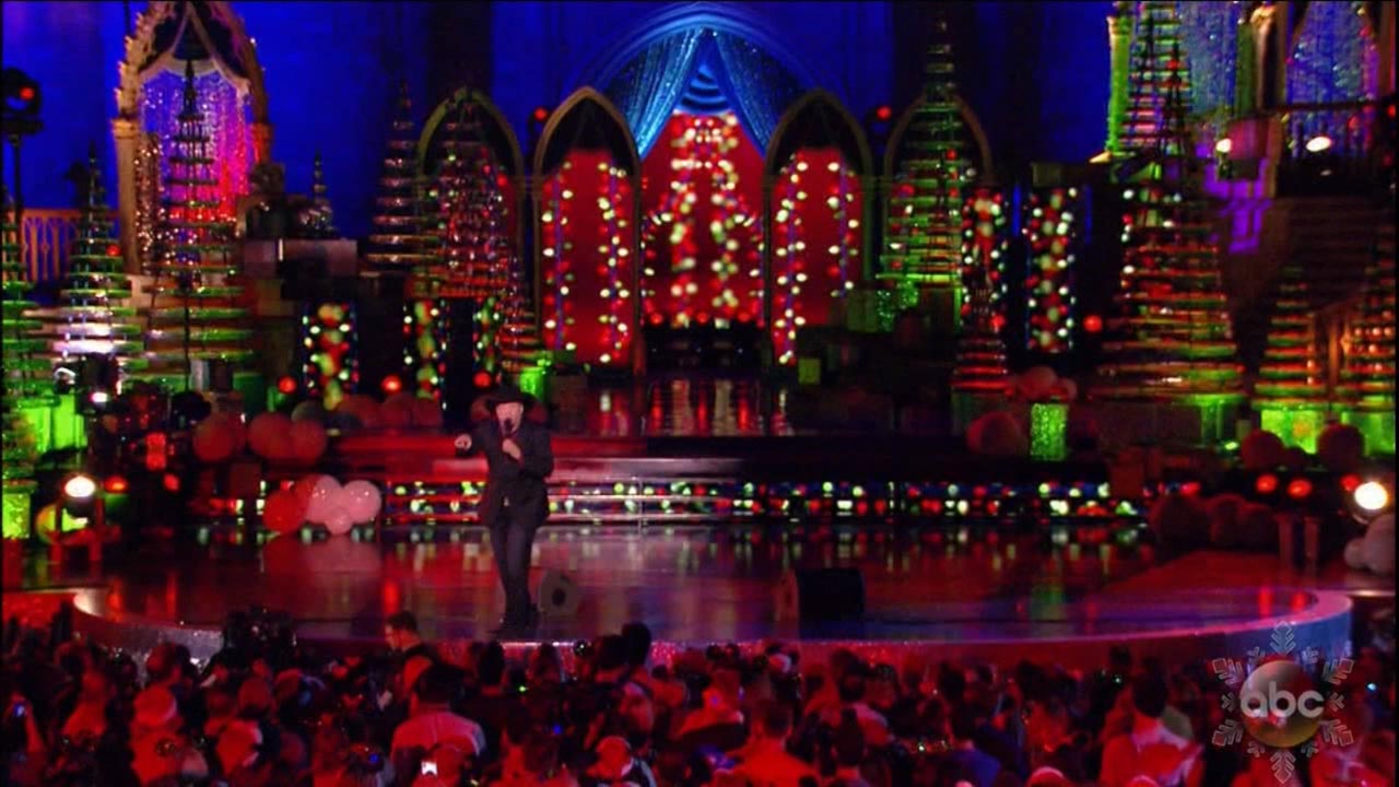 Disney Parks Holiday Specials 2016 - Performance Look